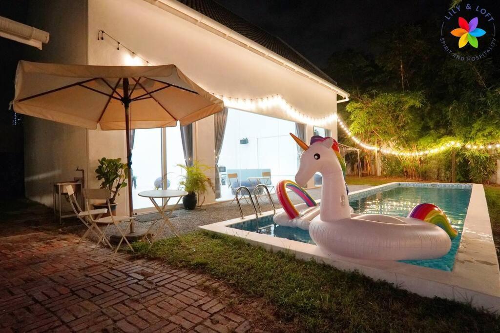 30p White House Retreat - Pool & Event Hall Vila