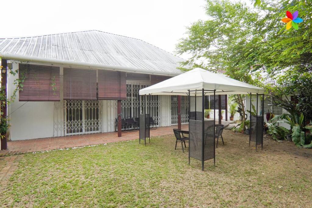 Vila 30p White House Retreat - Pool & Event Hall Kuala Lumpur