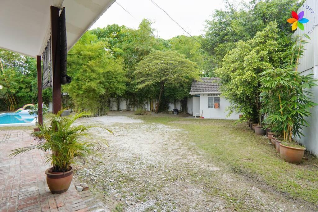 30p White House Retreat - Pool & Event Hall