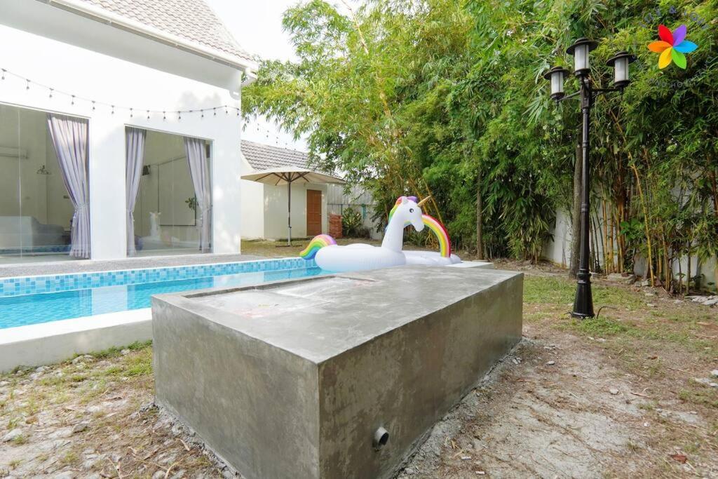 30p White House Retreat - Pool & Event Hall