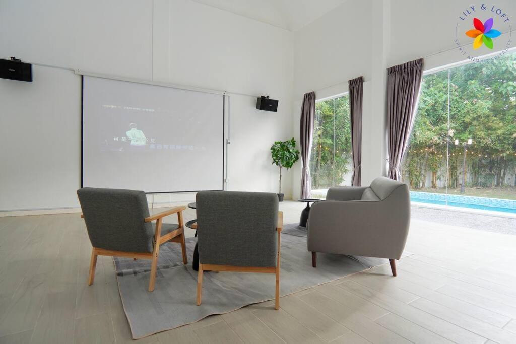 30p White House Retreat - Pool & Event Hall *