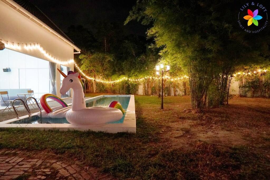 30p White House Retreat - Pool & Event Hall
