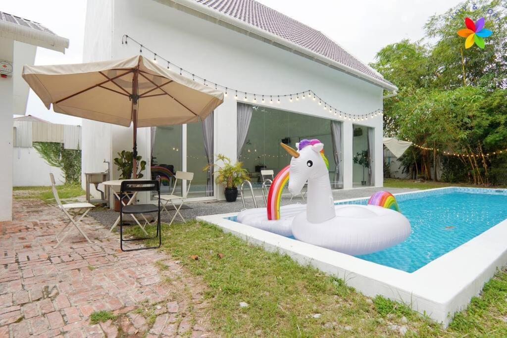 30p White House Retreat - Pool & Event Hall